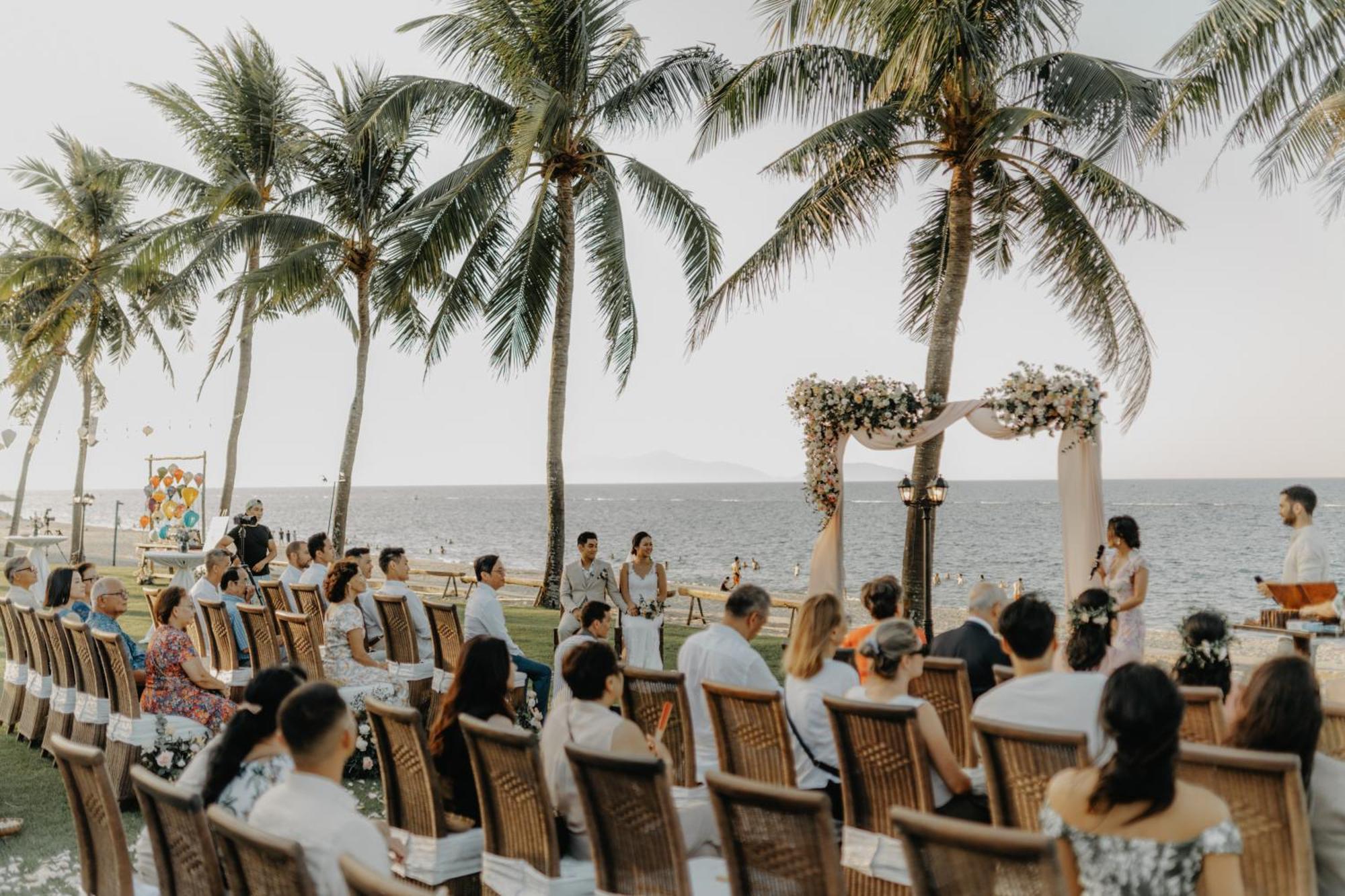 Palm Garden Beach Resort & Spa Χόι Αν Εξωτερικό φωτογραφία A beach wedding in Nha Trang, Vietnam