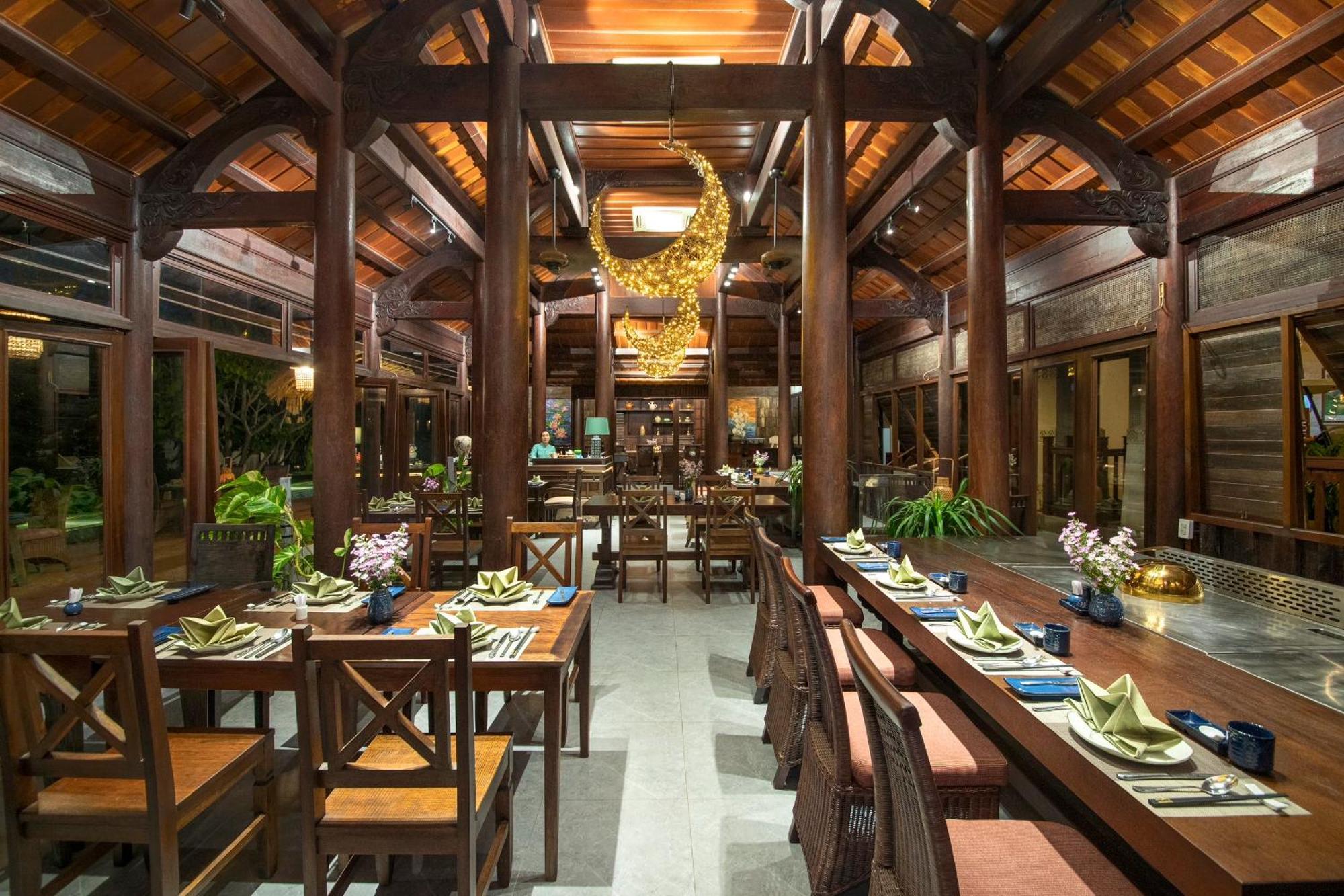 Palm Garden Beach Resort & Spa Χόι Αν Εξωτερικό φωτογραφία The interior of the restaurant