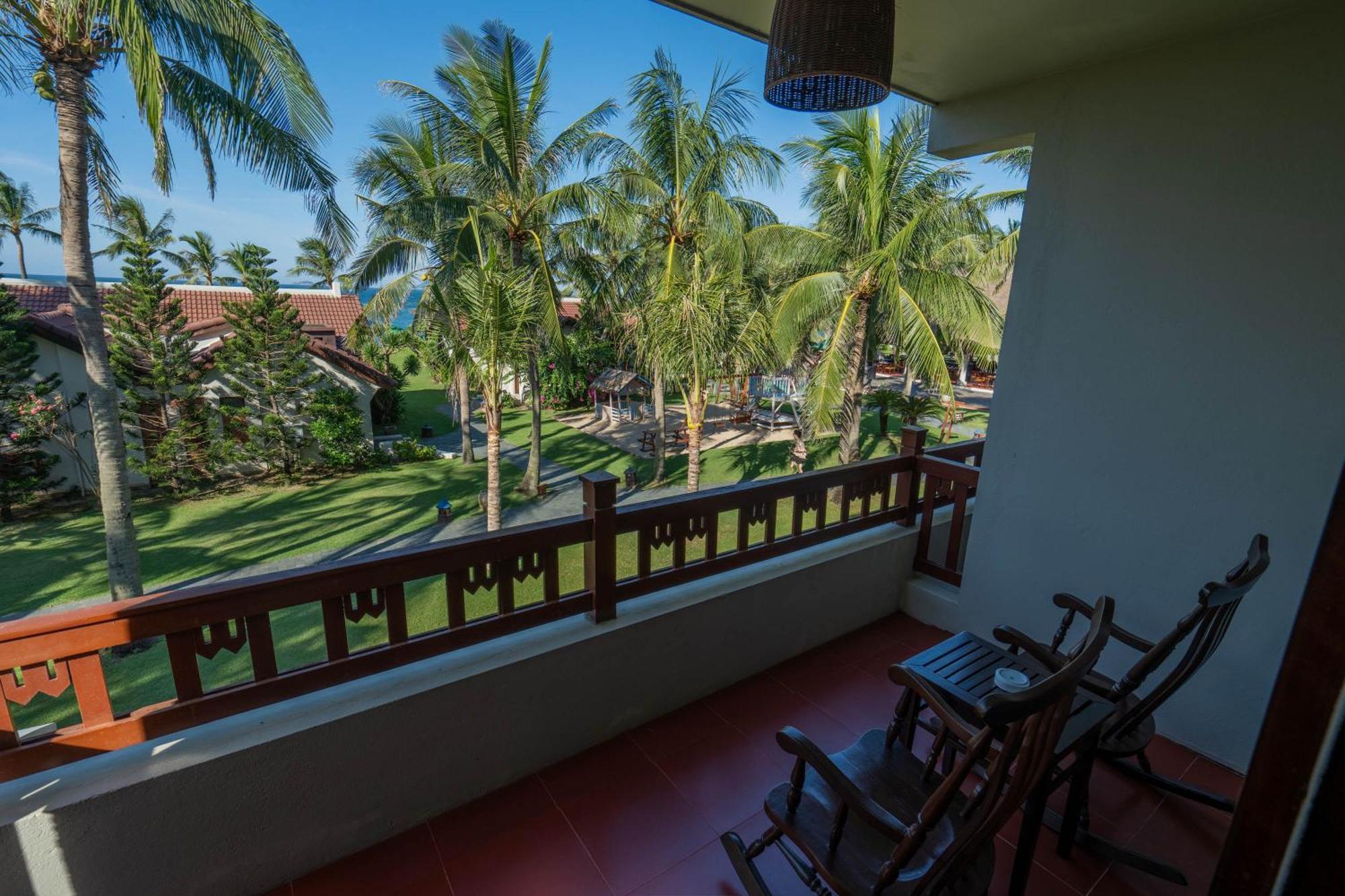 Palm Garden Beach Resort & Spa Χόι Αν Εξωτερικό φωτογραφία A balcony in a hotel room