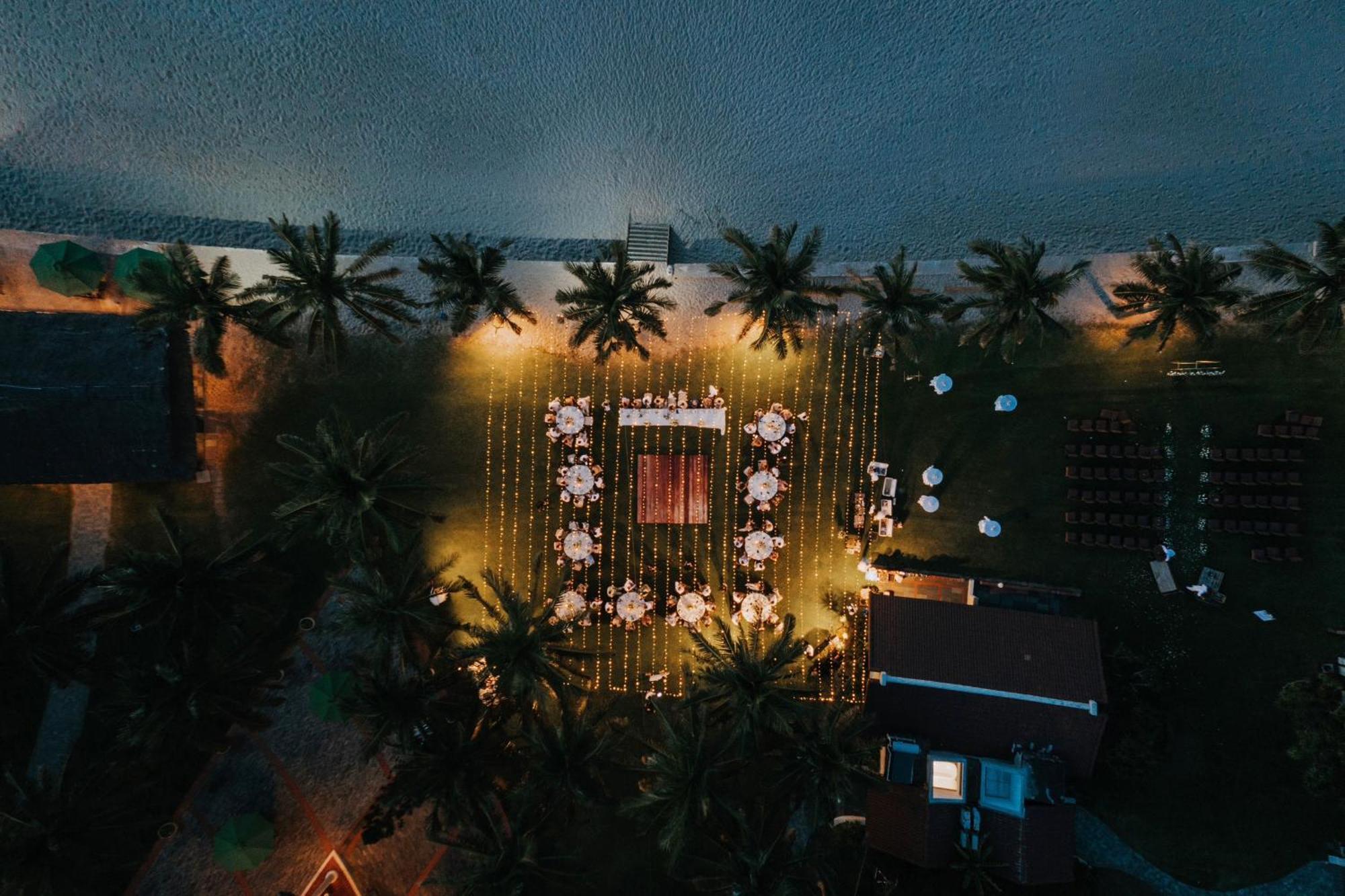 Palm Garden Beach Resort & Spa Χόι Αν Εξωτερικό φωτογραφία Aerial view of the house at night